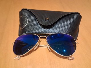 Gafas de sol aviador doradas y azules