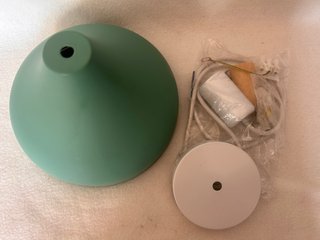 Lámpara colgante verde y base blanca