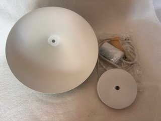 Lámpara colgante verde y base blanca