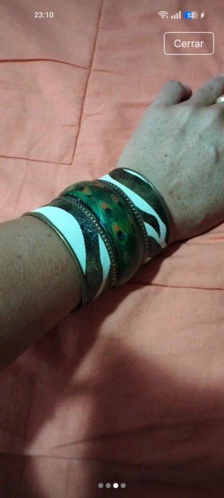 Brazalete étnico con diseño de plumas