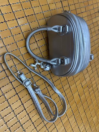 Bolso Plateado con Correa Ajustable