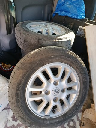 Set de 2 Llantas Originales Nissan NV200