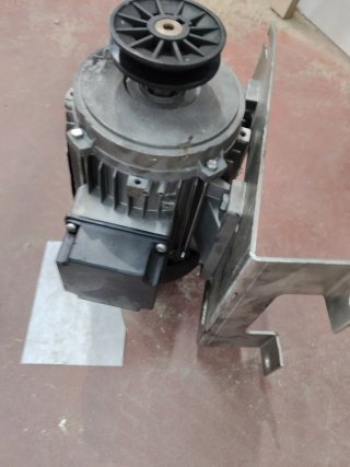 Motor Eléctrico con Polea y Soporte