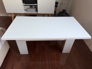 Mesa de centro elevable blanca con almacenaje