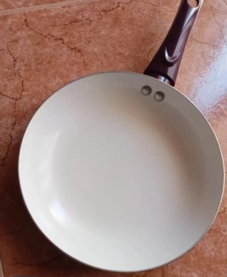 Sartén antiadherente  morada y blanca medida 20 cm