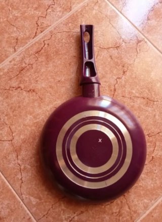 Sartén antiadherente  morada y blanca medida 20 cm