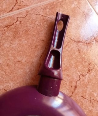 Sartén antiadherente  morada y blanca medida 20 cm