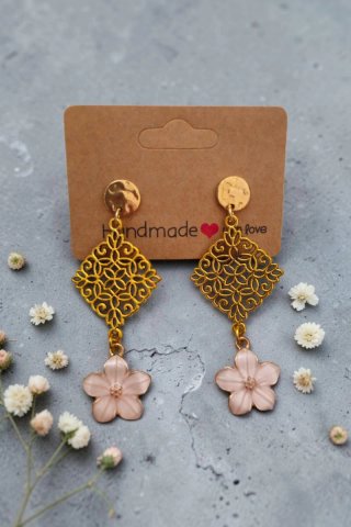 Pendientes dorados con flor de cerezo rosa