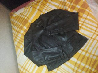 Chaqueta de piel negra