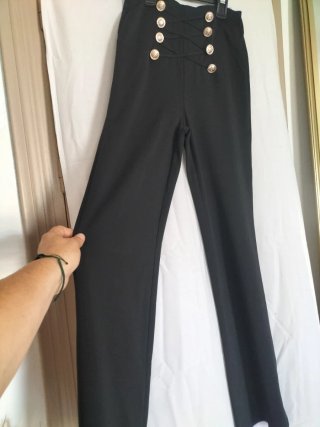 Pantalón elegante negro botones dorados