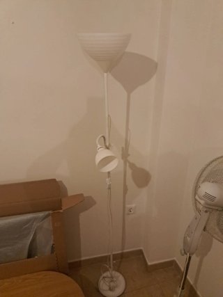 Lámpara de pie blanca
