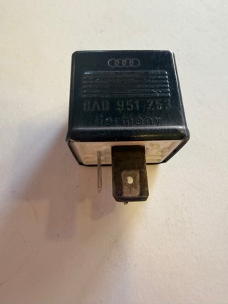 Relé Audi VW 8A0951253