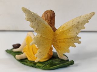 Hada del bosque sobre una hoja con caracol