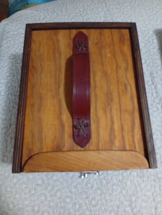 Caja de madera artesana con asa de cuero