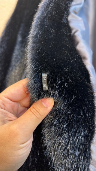 Abrigo negro de pelo sintético