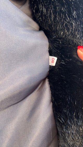 Abrigo negro de pelo sintético