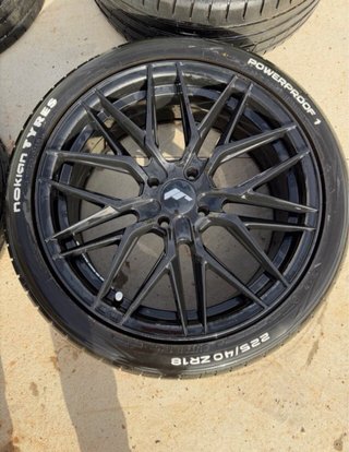 Set de 4 Llantas Negras con Neumáticos