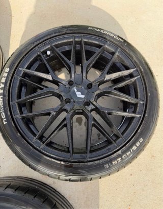 Set de 4 Llantas Negras con Neumáticos