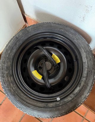 Set de 4 Llantas Negras con Neumáticos
