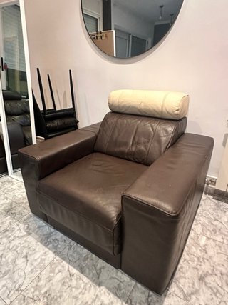 Sillón de piel marrón con cabezal removible