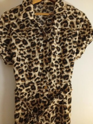 Mono estampado leopardo con cinturón