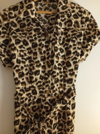 Mono estampado leopardo con cinturón