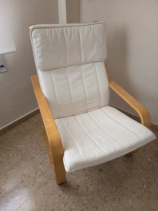 Mecedora de madera con cojín beige