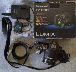 Panasonic Lumix FZ200 Cámara + Caja + SD