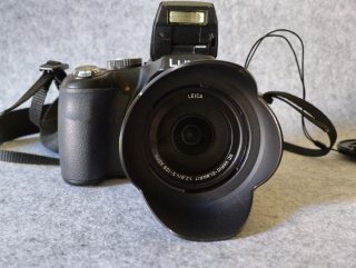 Panasonic Lumix FZ200 Cámara + Caja + SD