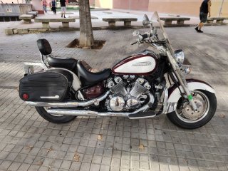 Moto Cruiser Blanco y Granate