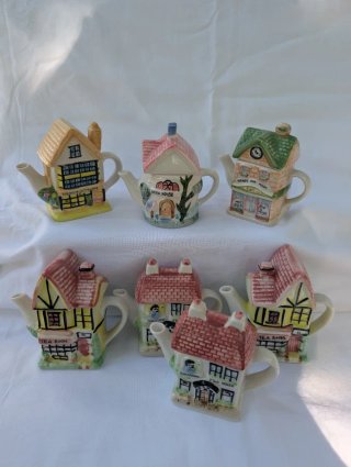 7 Teiere in ceramica a forma di casetta