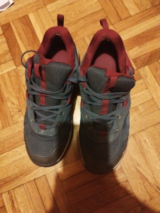 Zapatillas de montaña mujer grises y rojas
