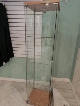 Vitrina alta cristal y madera Ikea