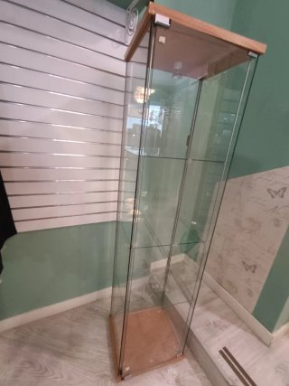 Vitrina alta cristal y madera Ikea