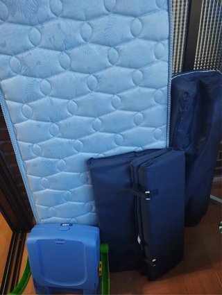 Cuna de viaje con colchón y sábanas