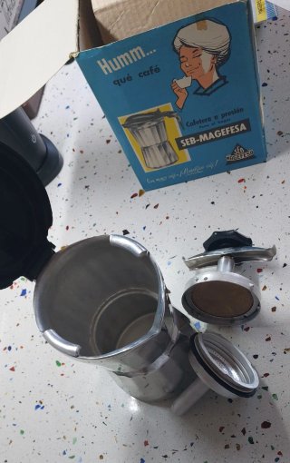 Cafetera a Presión Magefesa 6 Tazas
