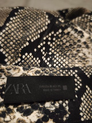 Falda con estampado de piel de serpiente
