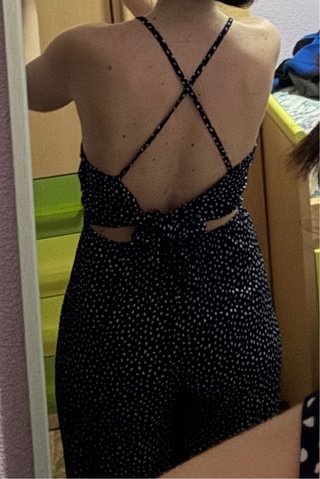 Mono negro con lunares blancos