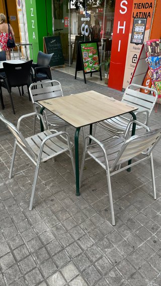 Set de 4 Sillas y Mesa de Jardín