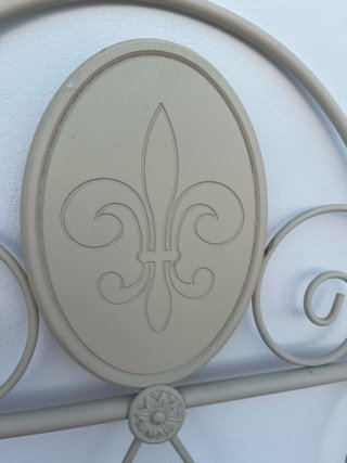 Cabecero y mesilla forja beige de 105