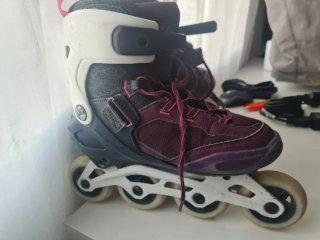 Patines en línea morados y grises