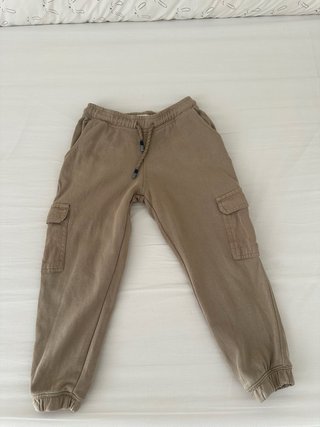 Sudadera beige y pantalón mango