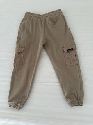 Sudadera beige y pantalón mango