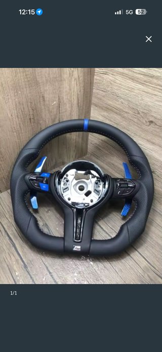 Volante BMW M con detalles azules