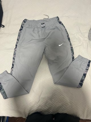 Pantalones Nike grises con camuflaje