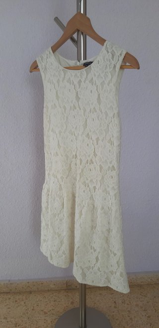 Vestido corto marca MORGAN. Todo de encaje con for