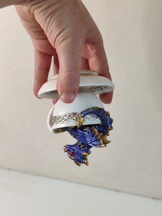 Bebé dragón en taza (uso decorativo)