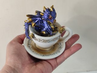 Bebé dragón en taza (uso decorativo)