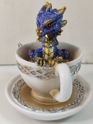 Bebé dragón en taza (uso decorativo)