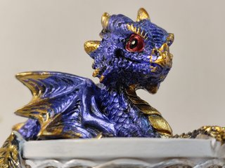 Bebé dragón en taza (uso decorativo)